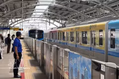 Pasajeros esperando el tren de metro Ben Thanh - Suoi Tien. Foto: VNA