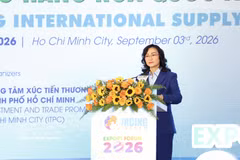 Phan Thi Thang, viceministra de Industria y Comercio, pronuncia el discurso de apertura en Viet Nam International Sourcing 2026. Foto: VNA