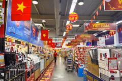 El supermercado MM Mega Market An Phu en Ciudad Ho Chi Minh está brillantemente decorado para el Día Nacional. Foto: VNA