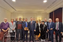 El presidente de la Asociación de Amistad Francia-Vietnam (AAFV), Nguyen Hai Nam (de pie junto al secretario general To Lam), y el equipo directivo de la AAFV posan para una foto conmemorativa con el secretario general To Lam durante su visita a Francia en 2024. Foto: VNA