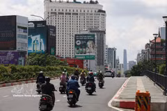 Vehículos circulando por el puente Cong Ly, en dirección al centro de la ciudad de Ho Chi Minh, el 6 de septiembre de 2026. Foto: VNA