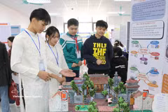 Proyectos estudiantiles que participan en el Concurso Provincial de Ciencia y Tecnología y el Festival STEM para estudiantes de secundaria organizados por el Departamento Provincial de Educación y Formación de Ninh Binh del 6 al 9 de enero de 2026. Foto: VNA