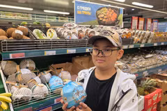 Un cliente asiático con un coco vietnamita y una pajita. Foto: VNA