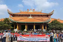 Una delegación de más de 100 vietnamitas residentes en el extranjero, procedentes de 25 países y territorios, visitó el distrito de Cu Chi (Fuente: VNA)