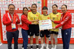 Jugadoras vietnamitas de sepak takraw reciben bonificaciones de los dirigentes de la delegación deportiva vietnamita. (Foto: vietnamnet.vn)