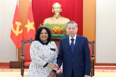 El secretario general del Partido Comunista de Vietnam, To Lam, recibe a la primera vicesecretaria general del Congreso Nacional Africano (ANC) de Sudáfrica, Nomvula Mokonyane (Fuente: VNA)