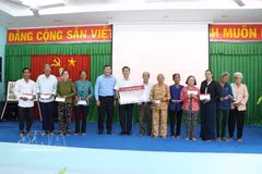 Cientos de obsequios fueron entregados hoy a familias camboyanas en la provincia survietnamita de Vinh Long (Fuente: VNA)