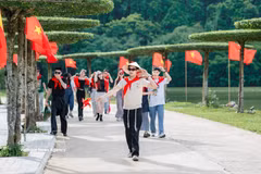 Los turistas visitan el área de ecoturismo de Thung Nham, barrio de Nam Hoa Lu, provincia de Ninh Binh. Foto de : VNA