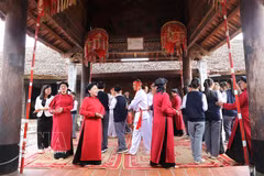 Artistas y estudiantes participan en actividades e intercambios en el espacio de canto Xoan de la antigua casa comunal de Hung Lo. Foto: VNA