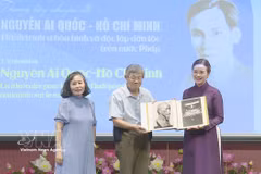 Representantes de familias vietnamitas expatriadas en Francia obsequiaron al Memorial de Ho Chi Minh en el Palacio Presidencial valiosos documentos e imágenes del presidente Ho Chi Minh que se conservan en Francia. (Foto: VNA)