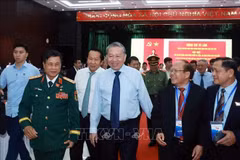 El secretario general del Partido Comunista de Vietnam (PCV), To Lam, se reúne en la ciudad central de Da Nang con las personas con méritos revolucionarios (Fuente: VNA)