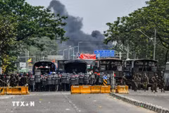 La policía de Myanmar refuerza la seguridad en el distrito de Hlaingthaya, en la ciudad de Yangón. (Foto: AFP/VNA)