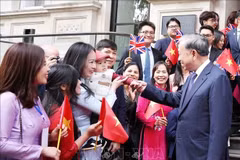 La comunidad vietnamita en el Reino Unido se despiden del secretario general del Partido Comunista de Vietnam, To Lam, y su esposa. (Fuente: VNA)