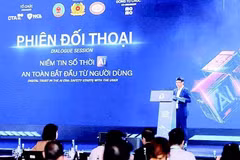La sesión de diálogo "Confianza digital en la era de la IA: la seguridad comienza con el usuario" en el foro "Confianza digital en las finanzas 2026" se centró en el tema "Construyendo confianza financiera digital en la era de la IA". Foto: nhandan.vn