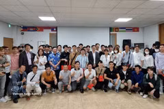 Trabajadores vietnamitas en Changwon (Corea del Sur) posan para una foto conmemorativa con representantes de los organizadores y patrocinadores en una sesión de consulta sobre capacitación jurídica. Foto: VNA