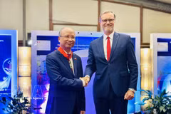 El embajador de Francia en Vietnam, Olivier Brochet, entregó respetuosamente la Legión de Honor al exembajador de Vietnam en Francia, Dinh Toan Thang (Fuente: VNA)