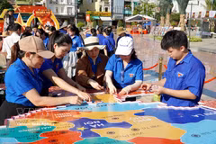 Un gran número de funcionarios, sindicalistas, jóvenes, estudiantes y ciudadanos participaron en la elaboración de un mapa de Vietnam a partir de 8.100 banderas nacionales. (Foto: VNA)