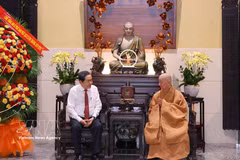 El presidente de la Asamblea Nacional de Vietnam, Tran Thanh Man, visita y felicita al venerable Thich Tri Quang (Fuente: VNA)