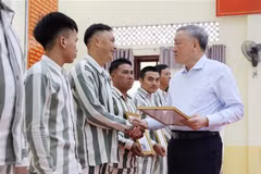 El viceprimer ministro permanente, Nguyen Hoa Binh, entrega certificados de amnistía a presos que cumplen los requisitos (Foto: VNA)