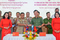 La Policía de Tay Ninh y el Departamento de Policía Provincial de Svay Rieng Camboya firmaron un memorando de cooperación (Fuente: VNA)