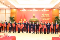 El miembro del Buró Político y permanente del Secretariado del Comité Central del Partido Comunista de Vietnam, Tran Cam Tu, felicita a sus colegas por sus nuevos nombramientos. Foto: VNA