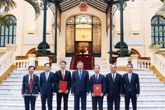 El secretario general del Partido Comunista de Vietnam y presidente del país, To Lam, preside una ceremonia para hacer efectivas las decisiones de nombramiento de dos embajadores vietnamitas en el extranjero (Fuente: VNA)