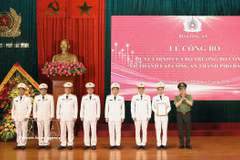 El general Luong Tam Quang, ministro de Seguridad Pública, presenta la decisión y felicita a la policía de la ciudad de Bac Ninh. Foto: VNA