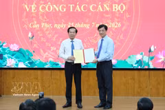 Do Thanh Binh (izquierda) fue nombrado secretario del Comité del Partido de Can Tho (Fuente: VNA)