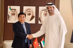 El viceprimer ministro de Vietnam Nguyen Chi Dung (izquierda) y el ministro de Economía, Abdulla Bin Touq Al Marri