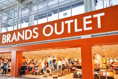 Foto ilustrada: Los outlets son establecimientos que concentran múltiples marcas y permiten a fabricantes o distribuidores vender directamente al consumidor a precios acordes con este modelo.