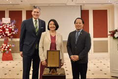 La embajadora de Chile en Vietnam, Nasly Isabel Bernal Prado (centro), junto con el gerente el Hotel Sofitel Legend Metropole Hanoi, George Koumendakos (izquierda), y el director adjunto del Departamento de Cooperación Internacional del Ministerio de Cultura, Deporte y Turismo de Vietnam, Tran Nhat Hoang posan una foto en la ceremonia (Fuente: Embajada de Chile en Vietnam)