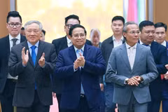 El primer ministro vietnamita, Pham Minh Chinh (centro) presidió hoy una reunión del Comité Permanente del Gobierno con las pequeñas y medianas empresas (Fuente: VNA)