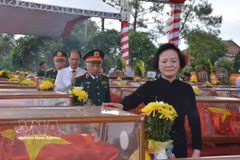 La viceprimera ministra Pham Thi Thanh Tra se despide de los heroicos mártires. (Foto: VNA)