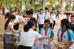 La escuela secundaria Trung Vuong en la de provincia de Thai Nguyen preparó cuadernos y bolígrafos para distribuir entre los estudiantes que carecían de ellos debido a las inundaciones en sus hogares en octubre de 2025. Foto: VNA.