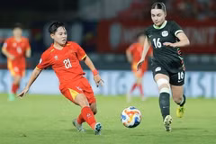 La vietnamita Ngan Thi Van Su (21) y la australiana Chessari (16) compiten por el balón en las semifinales de la Copa Serenity MSIG Femenina de la ASEAN 2025, el 16 de agosto. (Foto: VNA)