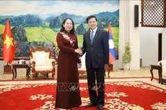 El secretario general del Partido Revolucionario Popular (PRLP) y presidente de Laos, Thongloun Sisoulith (derecha), recibe a la vicepresidenta vietnamita, Vo Thi Anh Xuan (Foto: VNA)