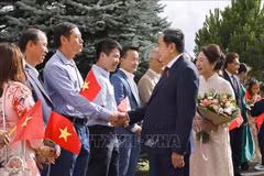 El presidente de la Asamblea Nacional de Vietnam, Tran Thanh Man, sostiene un encuentro con el personal de las misiones diplomáticas y miembros de la comunidad vietnamita en Suiza. (VNA)