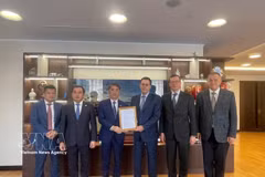 En el acto de entrega de la decisión de aprobación de la política de inversión del proyecto “Casa de Moscú en Hanoi” (Fuente: VNA)