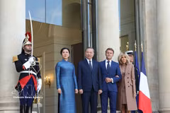 El presidente francés Emmanuel Macron y su esposa dan la bienvenida al secretario general del Partido Comunista de Vietnam y presidente del país, To Lam, y a su cónyuge. Foto: VNA