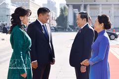 El presidente del Parlamento de Mongolia, Sandag Byambatsogt, y su esposa, Gantsetseg Tsendsuren, junto con el presidente de la Asamblea Nacional de Vietnam, Tran Thanh Man, y su cónyuge, Nguyen Thi Thanh Nga, en la ceremonia oficial de bienvenida el 10 de septiembre de 2026. Foto: VNA