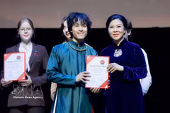 Ngo Phuong Ly, esposa del secretario general del Partido Comunista de Vietnam y presidente del país, To Lam, entrega premios a estudiantes destacados. Foto: VNA