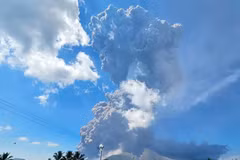 El monte Lewotobi Laki-Laki, en el Este de Indonesia, entra en erupción (Fuente: Xinhua/VNA)