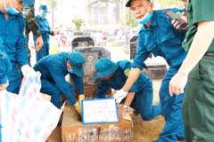 Profesionales recogen muestras de los restos de mártires no identificados en el Cementerio de los Mártires de la comuna de Son Duong en la provincia de Tuyen Quang. Foto: VNA