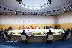 El primer ministro Le Minh Hung y los jefes de delegación de los países que participan en la Cumbre del 35.º Aniversario de la ASEAN-Rusia trabajan en la integración euroasiática. Foto: VNA