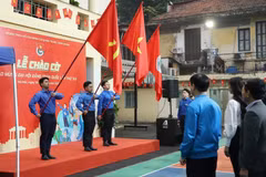 La ceremonia de izamiento de la bandera fue un momento culminante en el período álgido de propaganda y celebración del XIV Congreso Nacional del Partido. Foto: VNA