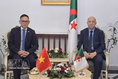 El embajador vietnamita Tran Quoc Khanh y el secretario general del FLN, Abdelkrim Benmbarek (Fuente: VNA)
