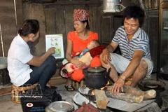 Trabajadores sanitarios de la aldea instruyen a las madres sobre el cuidado de los recién nacidos en una comuna montañosa de la provincia de Nghe An. (Foto: VNA)