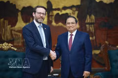 El primer ministro de Vietnam, Pham Minh Chinh, y el embajador del Reino Unido de Gran Bretaña e Irlanda del Norte en Vietnam, Iain Frew (Fuente: VNA)