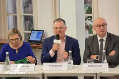 Oliver Brandt, director del Instituto Goethe de Hanói (en el centro), preside la rueda de prensa. (Foto: Vietnam+)