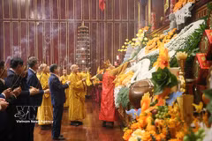 Delegados y monjes ofrecen incienso en la ceremonia inaugural del Festival de Primavera Yen Tu 2026. (Foto: VNA)